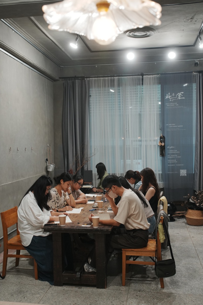 長桌上的集體書寫時光